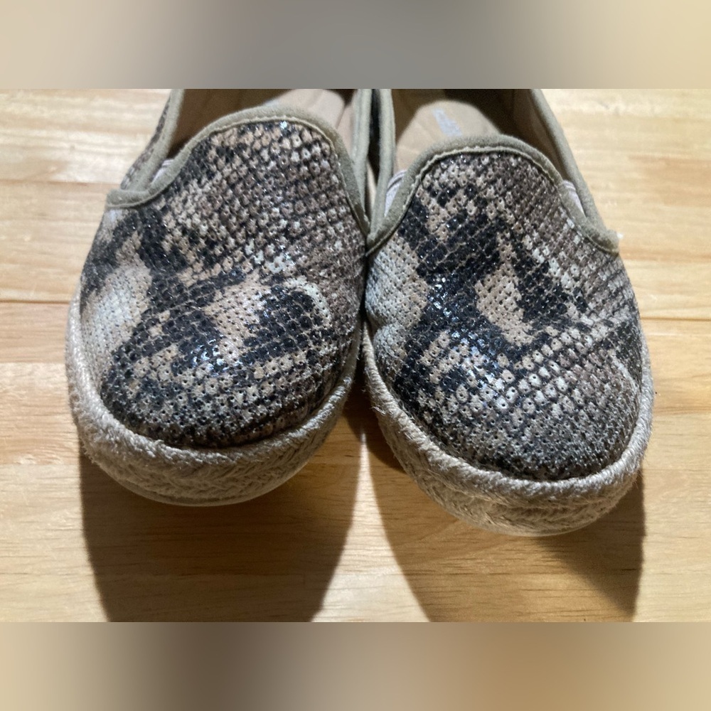 Clarks faux snake skin slip on shoes in size 7.5 M. EUC. Super adorable - Picture 4 of 11